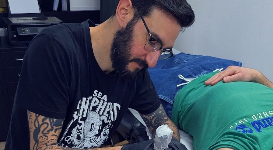 Mato, co-fondateur de La Vie Sauvage, un salon de tatouage éco-responsable © Archives personnelles