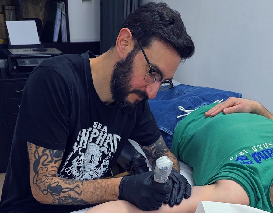 Mato, co-fondateur de La Vie Sauvage, un salon de tatouage éco-responsable © Archives personnelles
