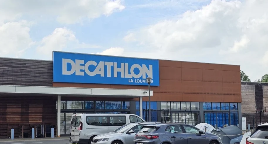 Une enseigne Decathlon. Wikimedia / CC BY-SA 4.0Emilius123