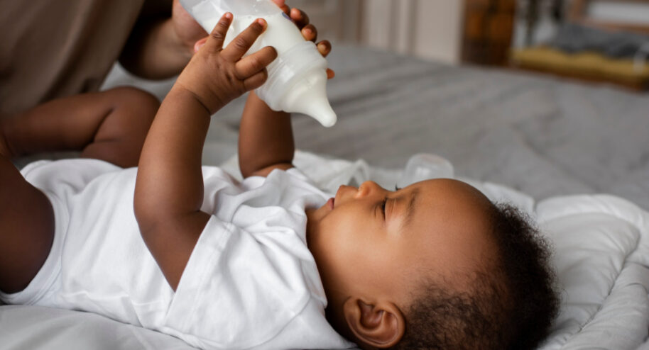 Les biberons en plastique sont encore largement utilisés pour nourrir les bébés. Crédits Freepik