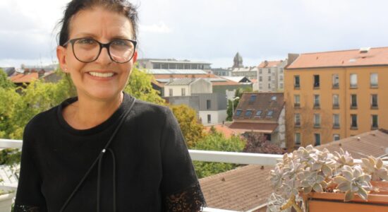 Charlotte, maîtresse d’un chien détecteur de punaises de lit 