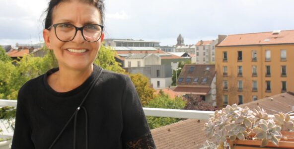 Charlotte, maîtresse d’un chien détecteur de punaises de lit