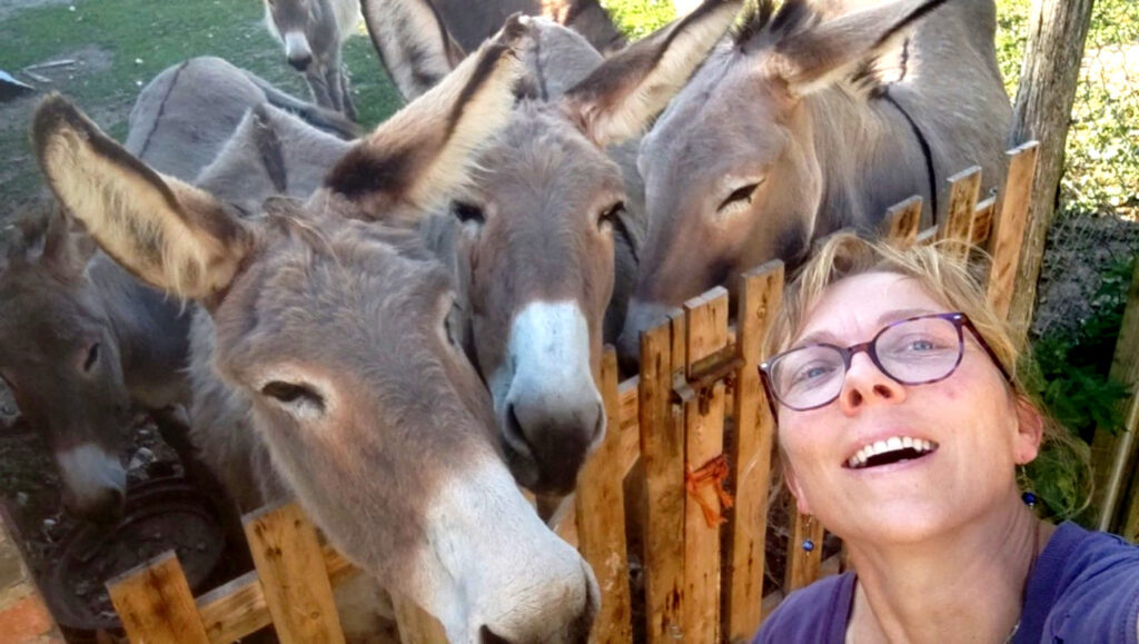 Alexandra Laurent-Claus élève avec passion des ânes de race Provence, dont le lait d'ânesse biologique est transformé en cosmétiques.