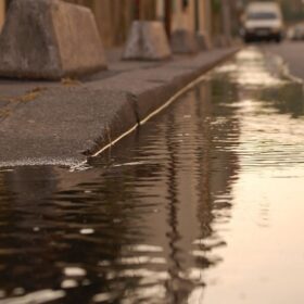 Un caniveau. Crédit : KoS / CC BY-SA 3.0 / Wikimedia