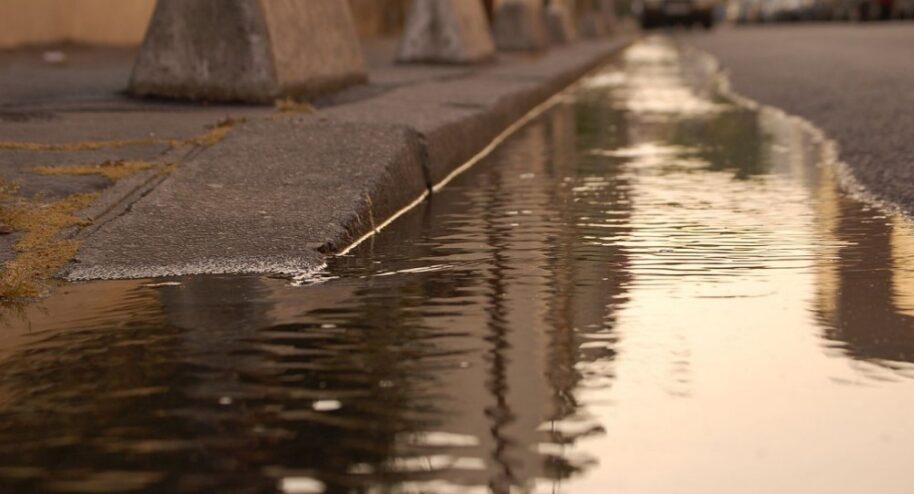 Un caniveau. Crédit : KoS / CC BY-SA 3.0 / Wikimedia