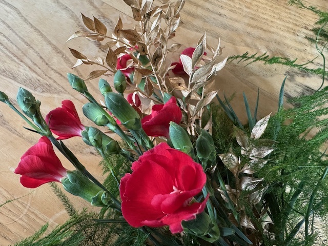 Un bouquet de Noël tout simple avec des fleurs locales © La Bouscule