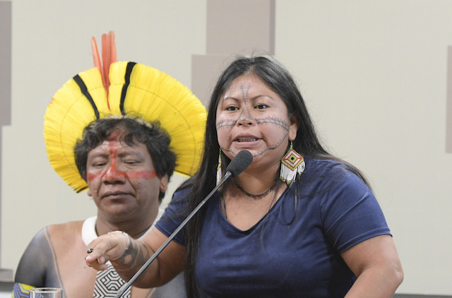 Alessandra Korap, cheffe des Femmes Guerrières du peuple Munduruku, compte parmi les personnes inspirantes de 2025. Crédits : Senado Federal / CDH - Comissão de Direitos Humanos e Legislação Participativa