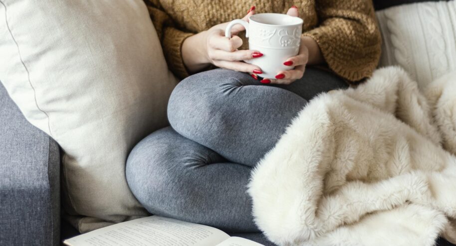 Il existe plusieurs astuces pour économiser l'énergie sans avoir froid. Crédits : freepik.