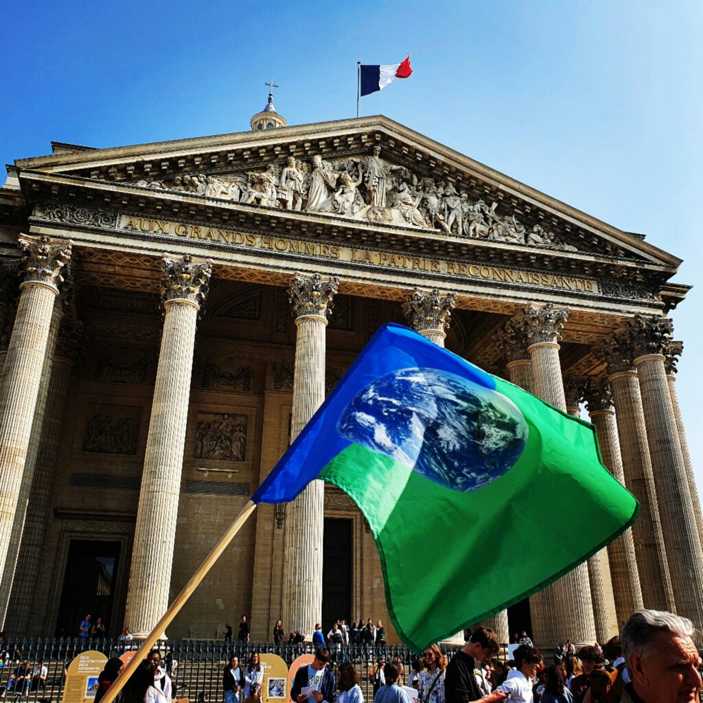 Mobilisation devant l'Assemblée nationale / Crédits : Kristina Hakala/ Unsplash.