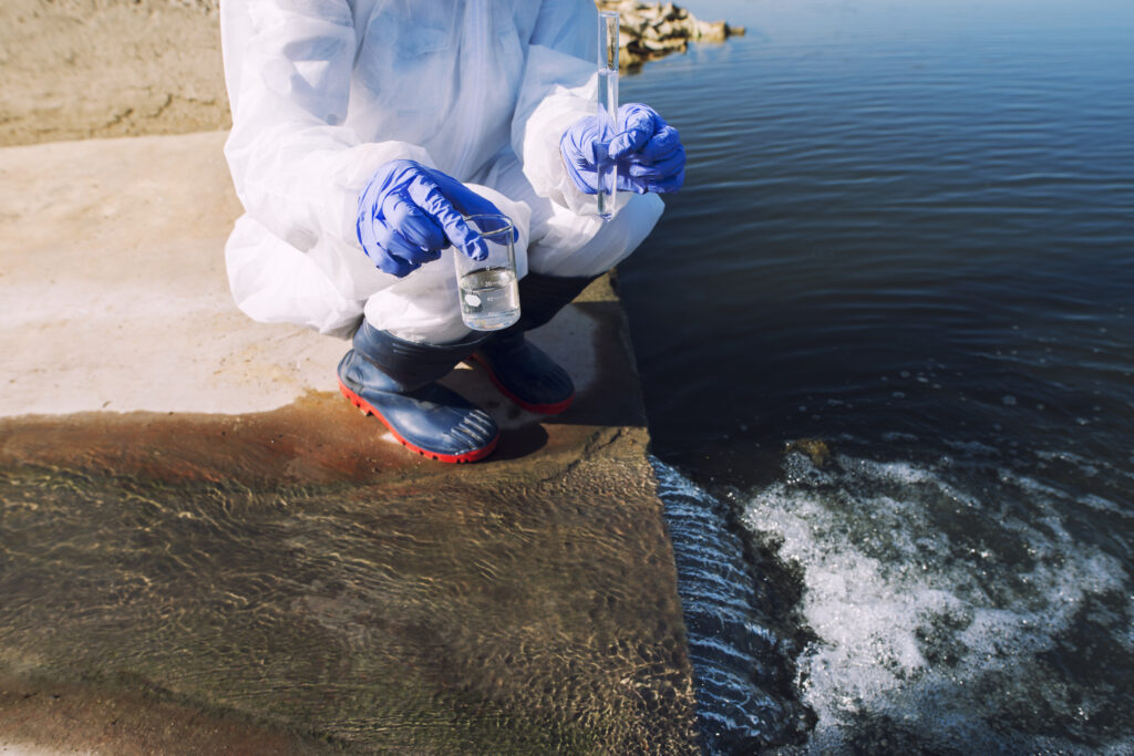 La saumure rejetée après avoir dessalé l'eau de mer modifie localement la salinité de l'eau. Crédits aleksandarlittlewolf