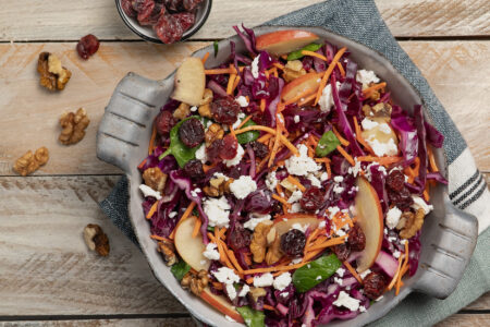 Recette de salade de chou rouge sucrée-salée aux pommes, noix, féta, …