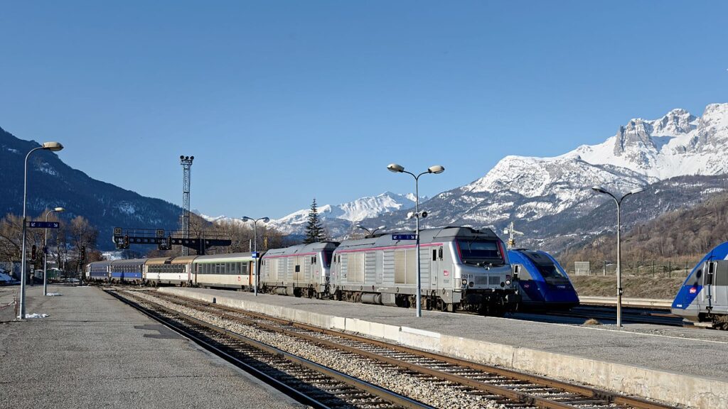 L'Intercités de nuit Paris - Austerlitz Briançon entre en gare de Briançon. Wikimedia/ Damd071