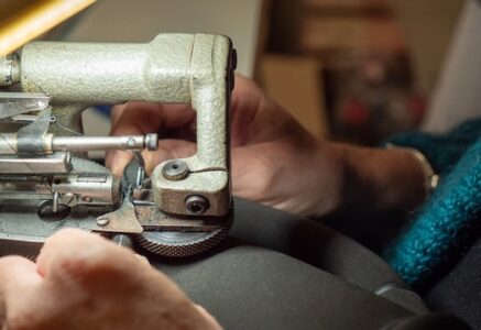 Un atelier pour réparer sa combinaison en néoprène