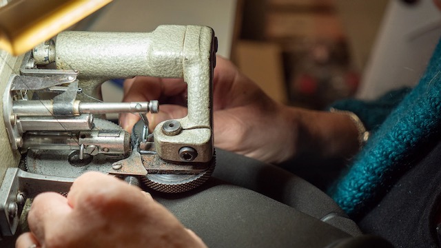 Réparer sa combinaison de plongée, voile, surf, apnée dans l'atelier français ALL-IN Westsuit Repair. Crédits : ALL-IN Westsuit Repair.