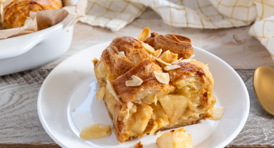 Recette de gâteau aux croissants et aux pommes - La Bouscule - © S.LACROIX