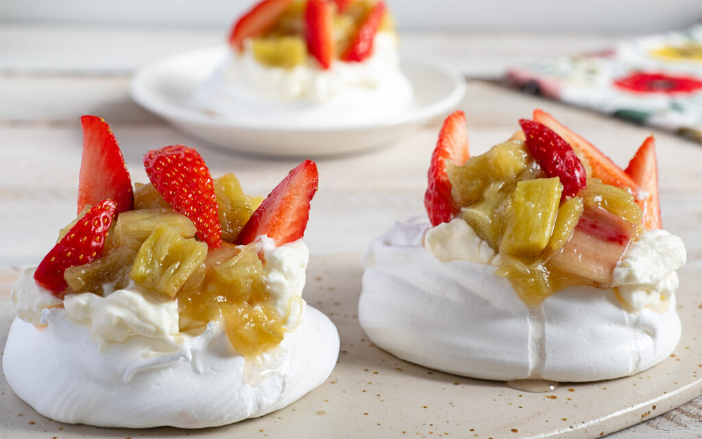 Recette de mini-pavlovas à la rhubarbe et aux fraises, facile et légère - La Bouscule - ©S.LACROIX