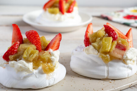 Recette de mini-pavlovas à la rhubarbe et aux fraises, faciles à faire