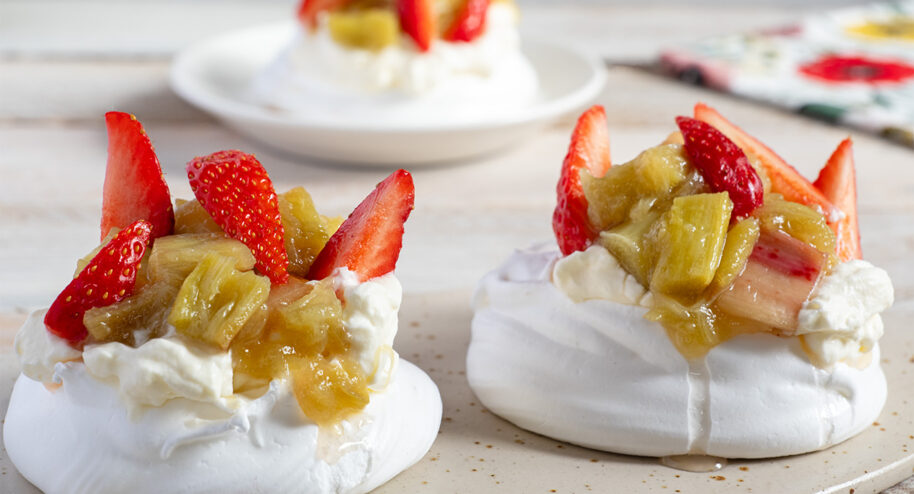 Recette de mini-pavlovas à la rhubarbe et aux fraises, facile et légère - La Bouscule - ©S.LACROIX
