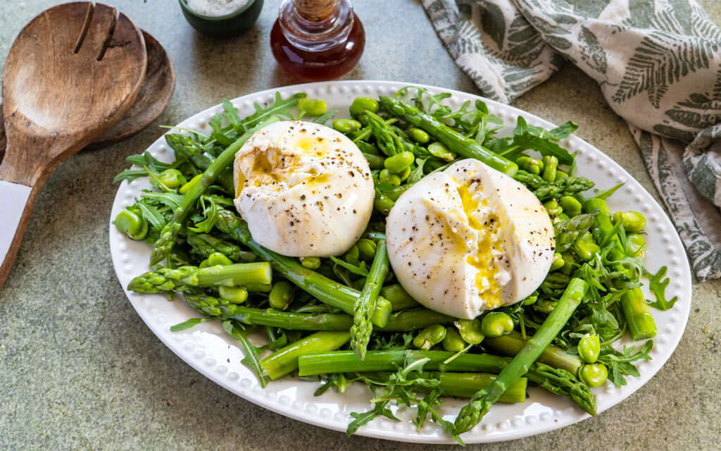 Recette de salade d'asperges vertes fraîche et savoureuse, avec burrata, fèves et roquette - La Bouscule - ©S.LACROIX