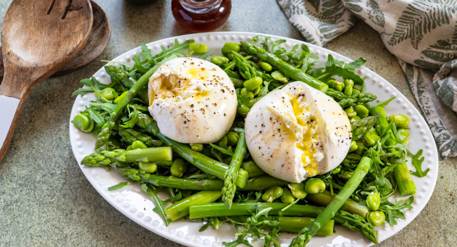 Recette de salade d'asperges vertes fraîche et savoureuse, avec burrata, fèves et roquette - La Bouscule - ©S.LACROIX