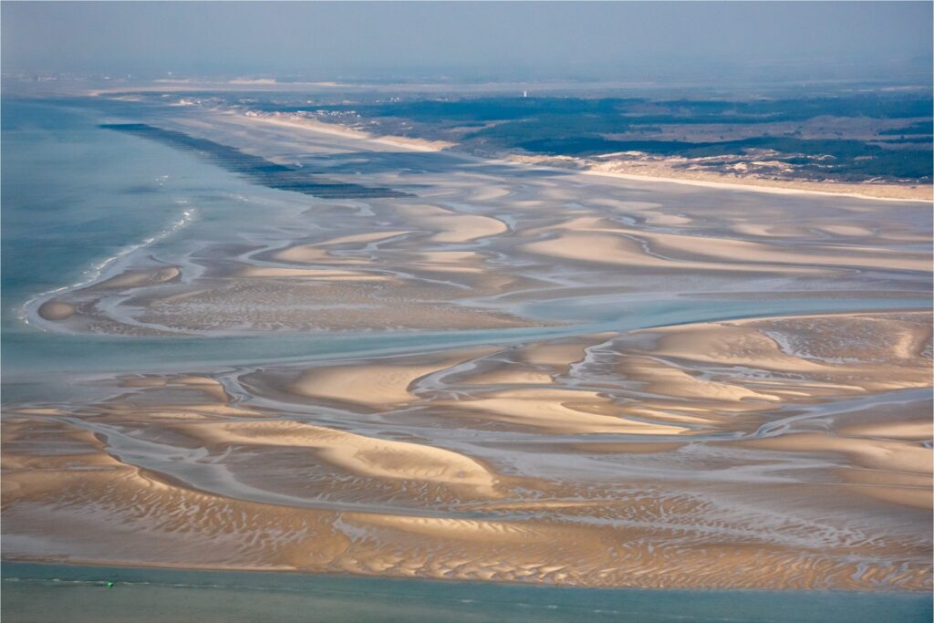 Vue aérienne de la Baie de Somme, parmi les zones humides recensées par la convention Ramsar. Crédits : François Boizot