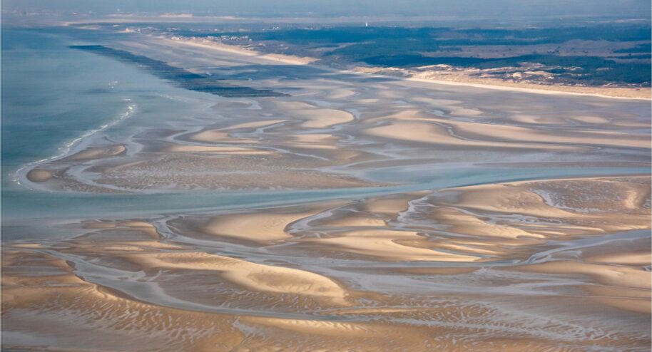 Vue aérienne de la Baie de Somme, parmi les zones humides recensées par la convention Ramsar. Crédits : François Boizot