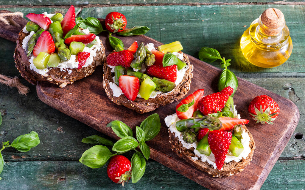 Recette de tartines d'asperges vertes et fraises - La Bouscule - © S.LACROIX