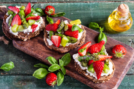 Recette de tartines aux asperges vertes et fraises, très facile et jolie