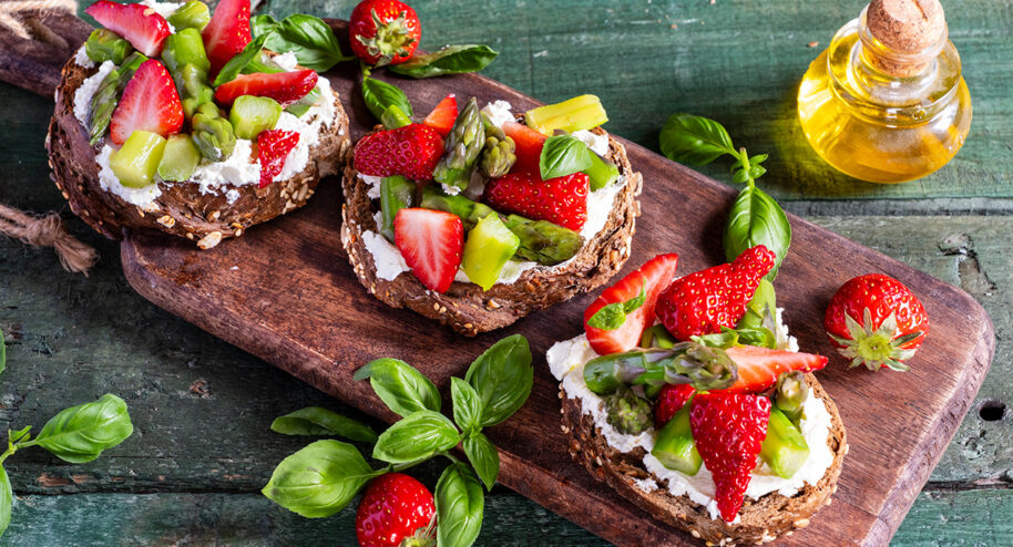 Recette de tartines d'asperges vertes et fraises - La Bouscule - © S.LACROIX