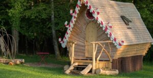 Dans les Vosges, cabanes insolites et camping nature. La cabane Hansel et Gretel © La Clairière de Verbamont