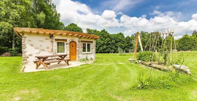 Dans les Vosges, cabanes insolites et camping nature. La cabane en pierre © La Clairière de Verbamont