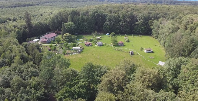 Dans les Vosges, camping nature et cabanes nichés dans une clairière au cœur d'une forêt © La Clairière du Verbamont