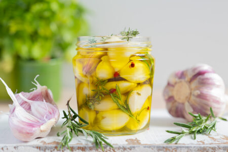 Recette d&rsquo;ail nouveau confit, idéal à sortir les beaux soirs d&rsquo;été