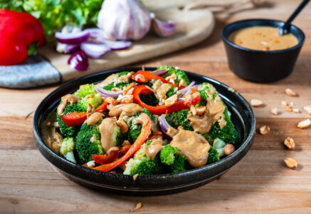 Recette de brocolis et poivrons sautés, sauce cacahuète pour les petits et les grands