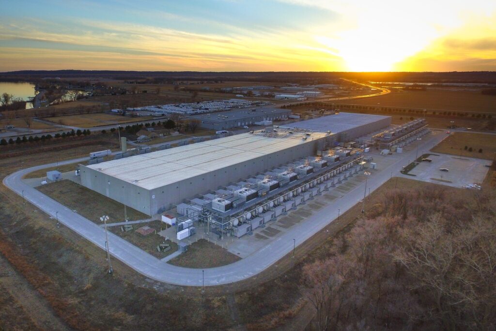 Avec l'essor de l'IA, les émissions de CO2 de Google ont augmenté de 82 % depuis 2019, celles d’Amazon de 58 %. Photo : Google Data Center, Council Bluffs Iowa. Crédits : Chad Davis / Flickr, CC BY 2.0