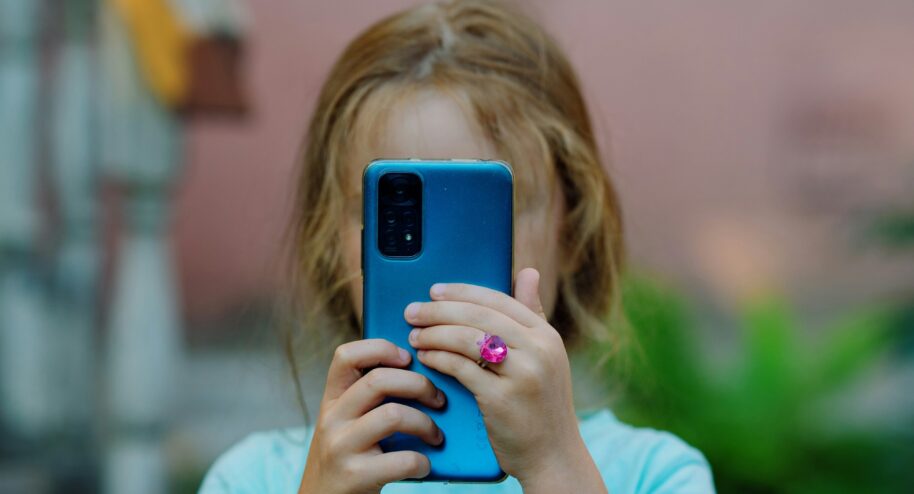 Pourquoi la loi interdisant les réseaux sociaux auprès des moins de 15 ans a été retoquée ? - crédits : Andrey K | Unsplash