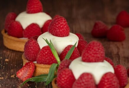 Délicieuses pâtisseries vegan de la boulangerie La Mauvaise Herbe à Paris